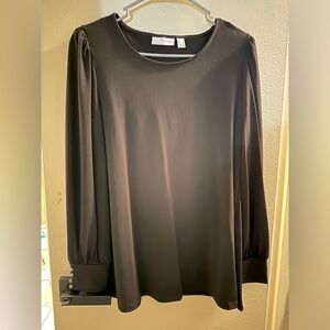 Soft top with buttons on the sleeves